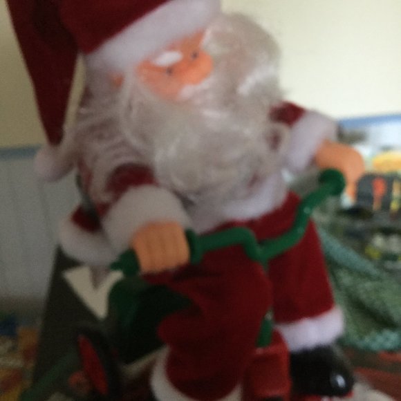 Musical 3 Wheeling Santa plays 3 songs while he travels around on his tricycle - Picture 4 of 6